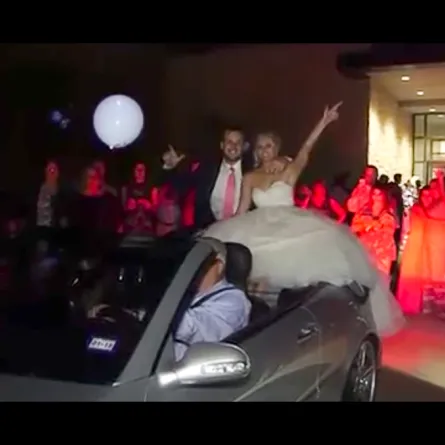 بالفيديو: بداية زواج سيئة.. لحظة سقوط عروسين من سيارتهما!