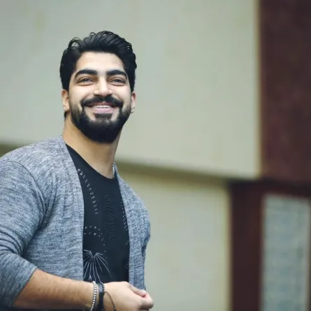 بالصور: هل تعرض نجم ستار اكاديمي مينا عطا لقطع في الوريد بعد معركة داخل ملهى ليلي؟