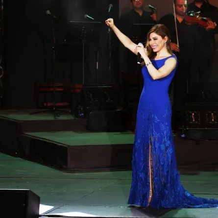 بالصور: فساتين منسدلة تُظهر رشاقة النجمات