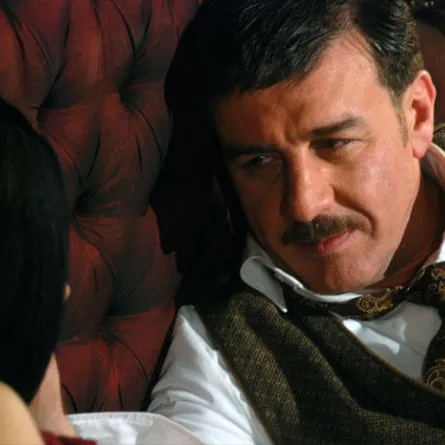 بالصورة.. وائل رمضان يعود إلى مقاعد الدراسة برفقة ابنه