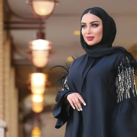 بلقيس بو صخر وأناقة العباية السوداء