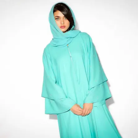 موديلات عبايات بألوان جريئة وفرحة