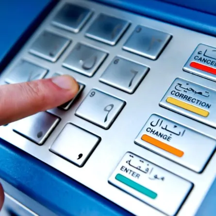 أول بنك سعودي يطلق سواراً ذكياً وملصقاً للجوال للدفع الإلكتروني