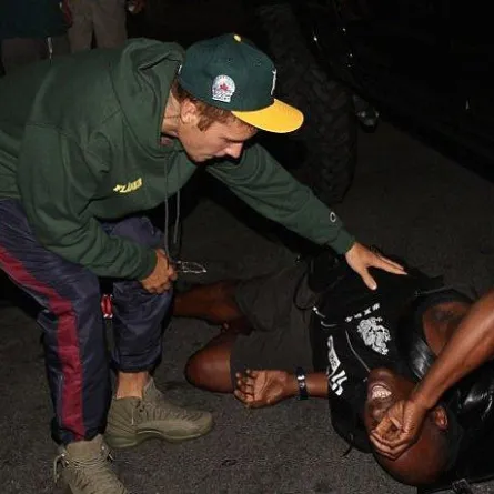 بالفيديو.. جاستن بيبر يدهس مصوراً