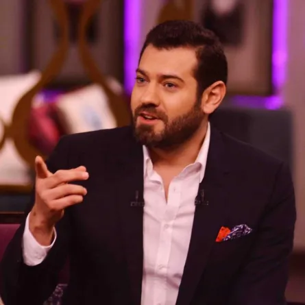 بالفيديو: عمرو يوسف يستعرض مهاراته في التزلج على الماء، وكندة علوش غائبة!!