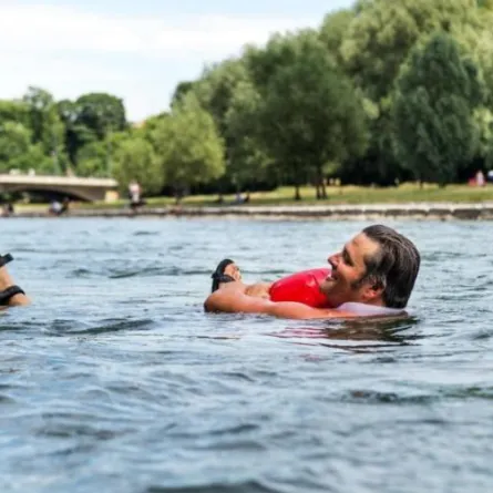 ألماني يذهب يومياً إلى عمله.. سباحة!