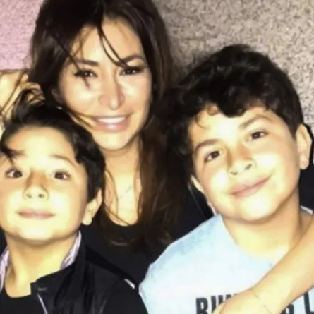 ولدا تيم حسن يغنيان ويرقصان مع والدتهما ديمة بياعة