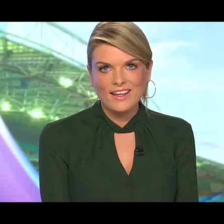 بالفيديو.. مذيعة تسقط من الكرسي وترتطم بالأرض على الهواء