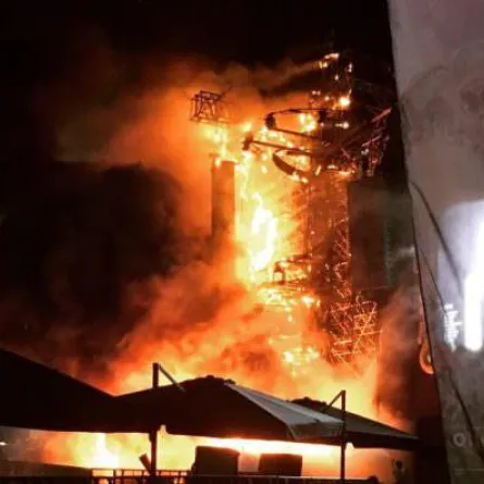 بالفيديو.. مهرجان موسيقي في برشلونة ينتهي بحريق ضخم