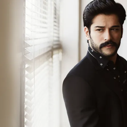 بوراك أوزجيفيت يصوّر إعلاناً في دبي وهذا ما تقاضاه