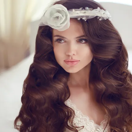 العثور على تسريحة تناسب فستانك