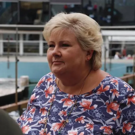 بالفيديو: رئيسة وزراء النرويج تلاعب أسد البحر