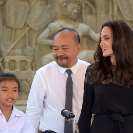 أنجلينا جولي تنفي استغلال الأطفال في عملها الجديد