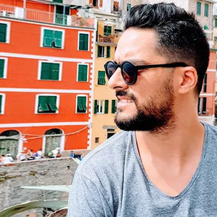 صور: حسن الشافعي يستكشف "سينك تير" الإيطالية مع عائلته