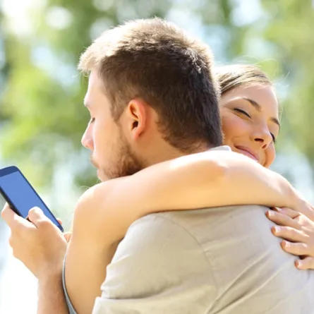 أحبه لأنه «مطنشني».. هل هذا طبيعي؟