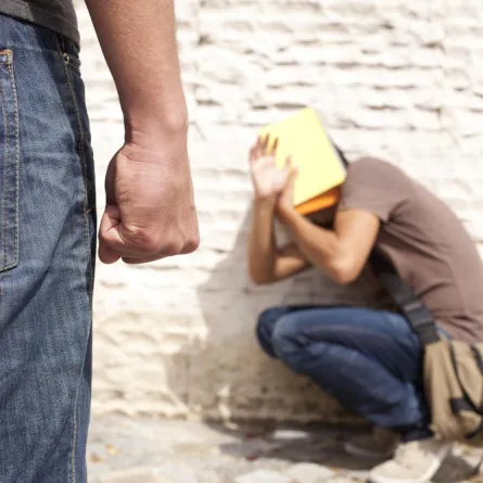 أب يضرب ولده حتى الموت