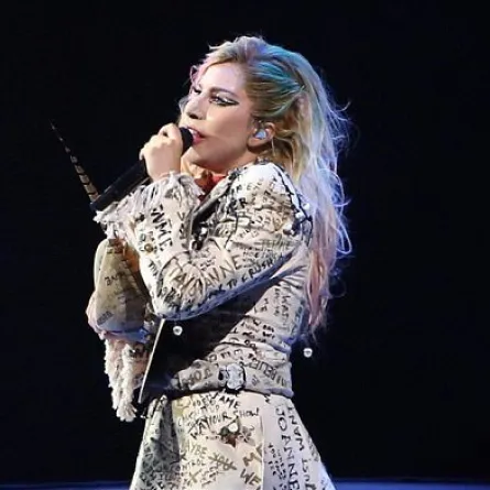 ليدي غاغا تبدأ جولتها العالمية