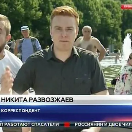 بالفيديو: مراسل يتلقى لكمة قوية مباشرة على الهواء