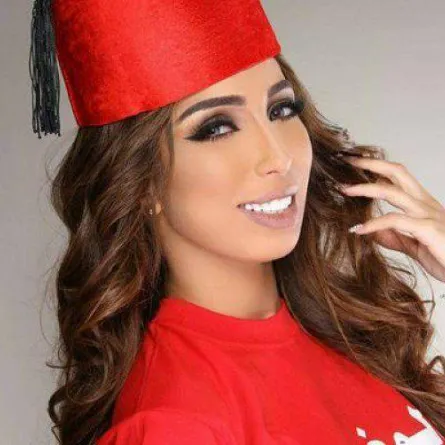 دنيا بطمة توضح حقيقة إلغاء أحلام لزر المتابعة لها على الانستقرام