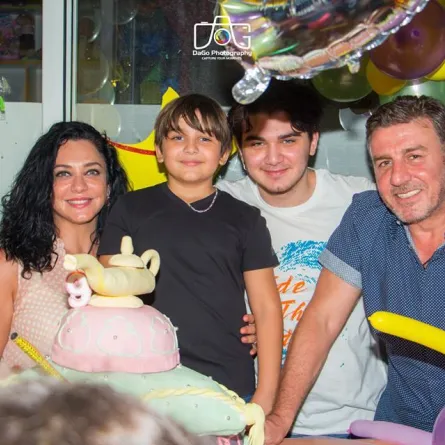 بالصور .. سلاف فواخرجي تغني برفقة ابنها و أصدقائه في عيد ميلاده