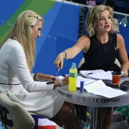 فيديو.. مذيعة «BBC» تتعمد الإثارة أثناء تقديمها بطولة العالم للسباحة