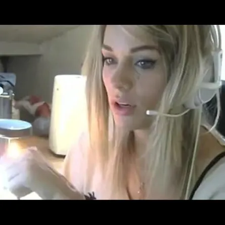 بالفيديو.. انشغلت بالدردشة أمام الكمبيوتر فأمسكت النيران في شعرها