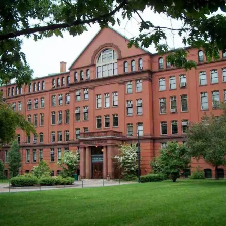 سعودي يحصد جائزة تميز من "هارفارد"