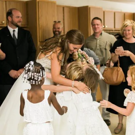 بالصور.. معلمة تدعو 20 تلميذاً من تلاميذها إلى حفل زفافها