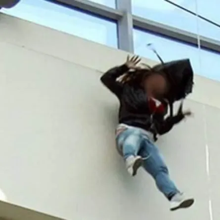 بالفيديو .. حيلة تنقذ فتاة من الانتحار