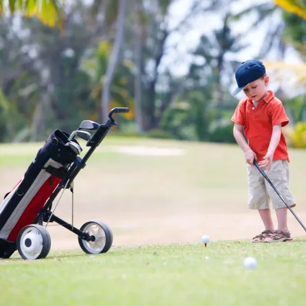 بالفيديو.. حاول تعليم طفله تسديد كرة الجولف؛ فكاد يفقد أنفه!