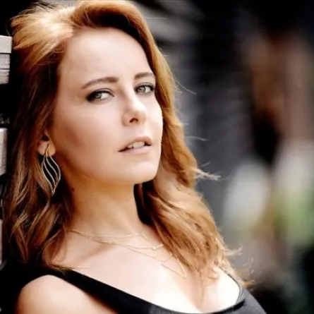 النجمة التركية فيلدان أتاسفير تكشف أسرار ما بعد العمرة 