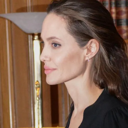 أنجلينا جولي توقف إجراءات الطلاق..فهل تعفو عن براد بيت قريباً؟!