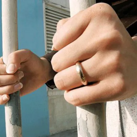 عريسان يقضيان ليلة الدخلة في السجن