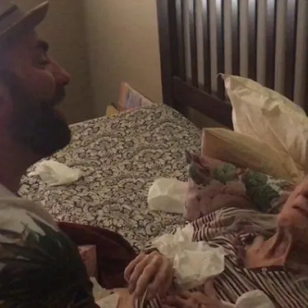 بالفيديو.. رجل يفاجئ جدته في ذكرى ميلادها الـ 98 وسط الدموع