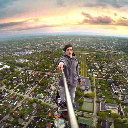 10 عناوين لصور الـ"سيلفي" الأخطر في العالم