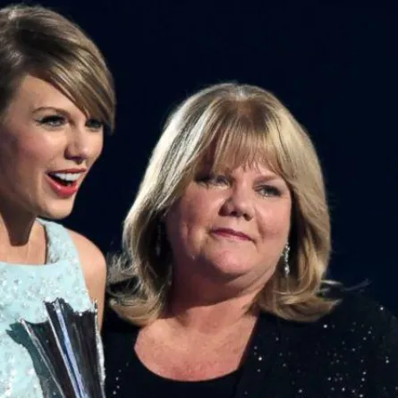 والدة تايلور سويفت عن قضية التحرش بابنتها: "شعرت بالغثيان"