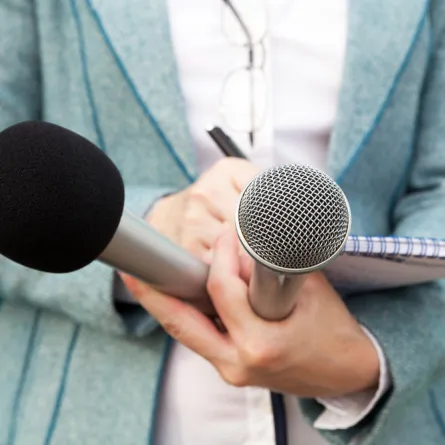 "مرعب النساء" يتحرش بمذيعة على الهواء.. ماذا كانت ردة فعلها؟!