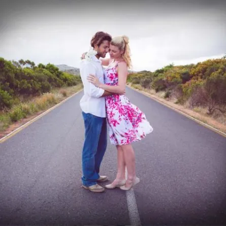 وضعية العناق تكشف لك مدى حب زوجتك.. وهذه الوضعية تطلب فيها الأمان