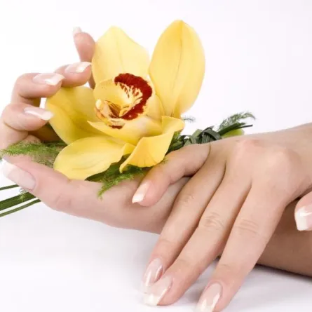 ما لا تعرفينه عن أسباب تكسر الأظافر وطرق تقويتها