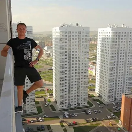 "متهور" يعرض طفلته الرضيعة للخطر من أجل الشهرة