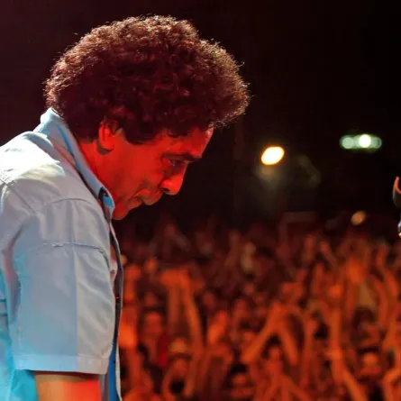 بالفيديو والصور: محمد منير يقبّل قدم هذه الفتاة ويغنّي مع والدتها