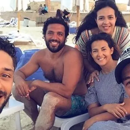 بالفيديو والصور: بث مباشر لحسن الرداد ودنيا وإيمي سمير غانم من شاطئ البحر مع هذا الفنان