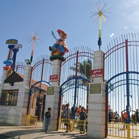 بالفيديو.. إصابة 21 طفلاً في انحراف لعبة هوائية قرب رام الله