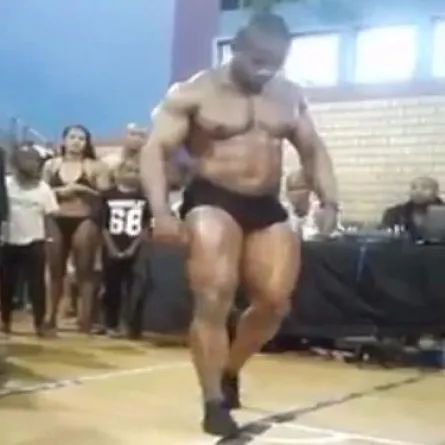 بالفيديو.. وفاة بطل كمال أجسام خلال إحدى المنافسات