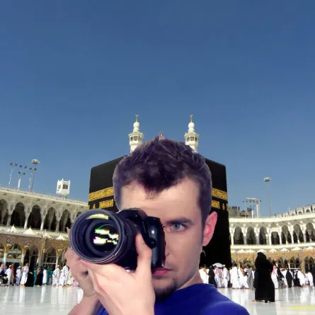 فوتوغرافيون عالميون يسجلون "رحلة الحج" بـ 16 جناحاً