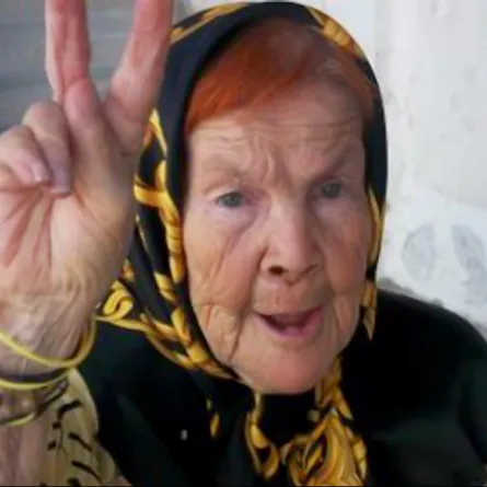 الخالة بهيجة.. تسعينيّة متيمة بلعبة كرة القدم!