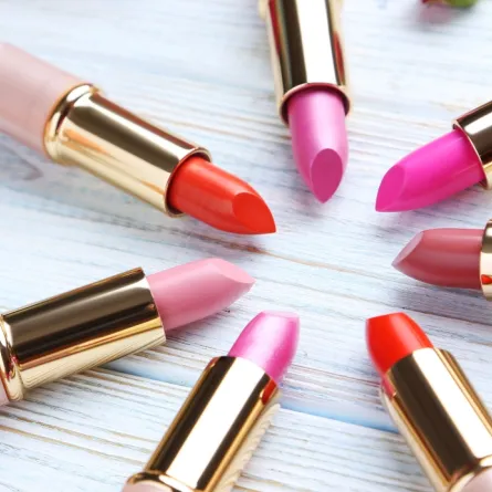 أكثر من 15 احمر شفاه سوف تقعين في حبها هذا الموسم