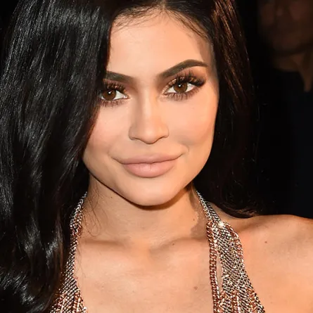 بالصور.. هدية ثمينة لـ كيلي جينر من حبيبها في ذكرى ميلادها العشرين