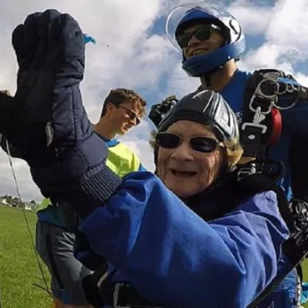 مسنة بريطانية تقفز من ارتفاع 13 ألف قدم لهذا السبب!