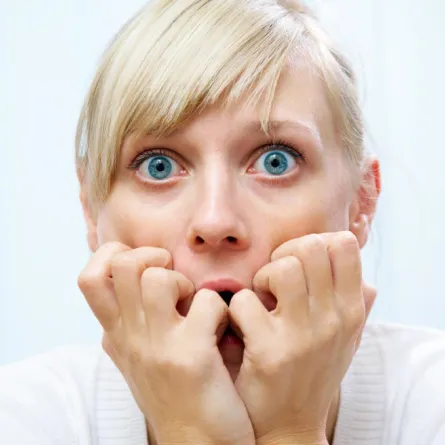 بالفيديو.. سقوط سيارة من الطابق السابع وداخلها امرأة